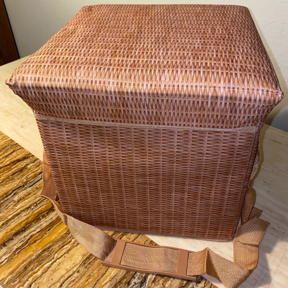 WICKER PICNIC COOLER SEAT/ PICNIC BASKET